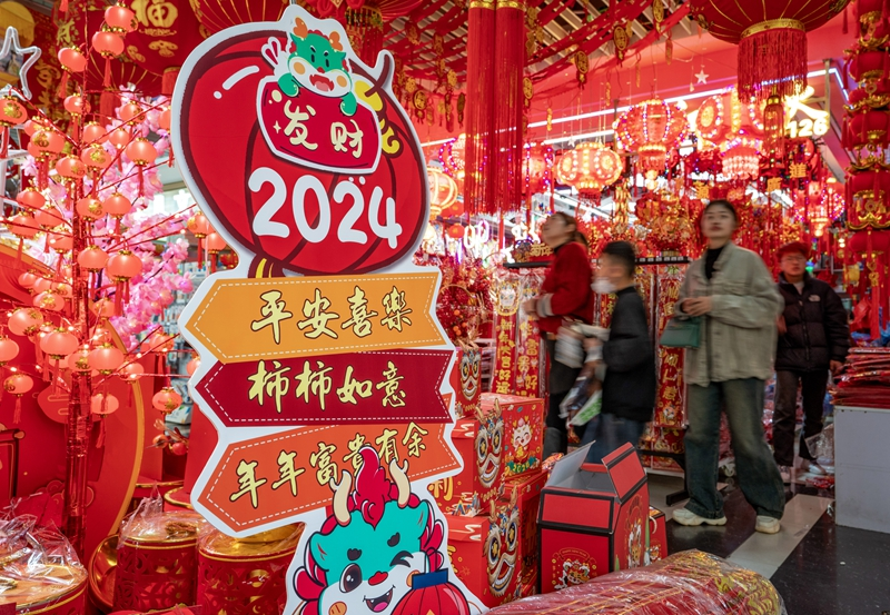 云南昆明：节日饰品走俏 喜庆年味渐浓
