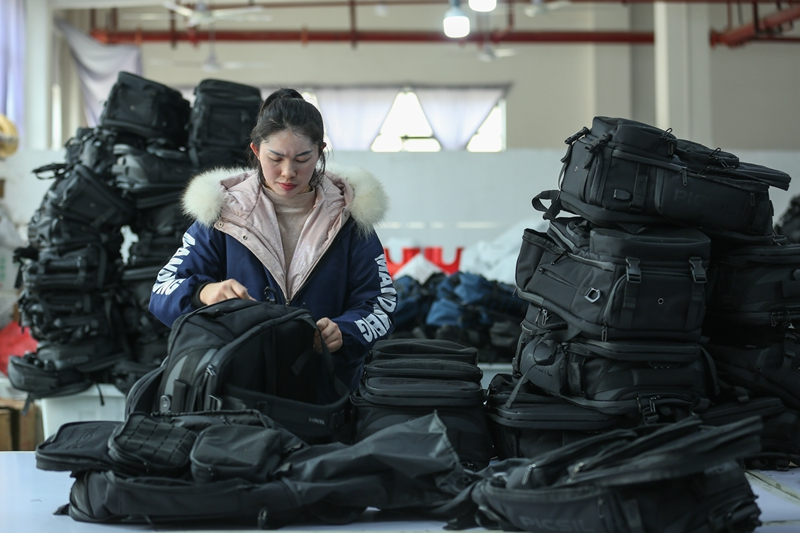 贵州罗甸：企业开足马力赶新年订单