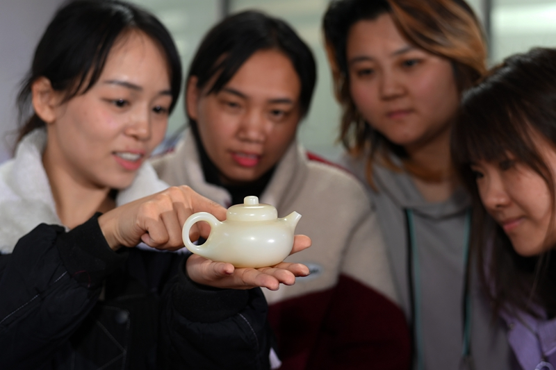 贵州罗甸：企业开足马力赶新年订单