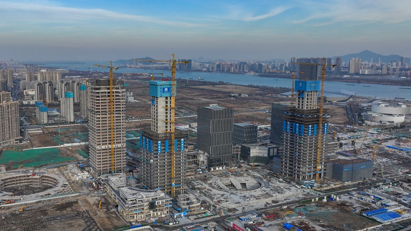 江苏南京：“空中造楼机”助力智能绿色施工