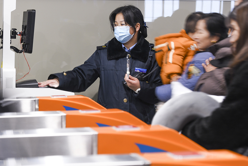 新疆铁路迎来节前客流高峰