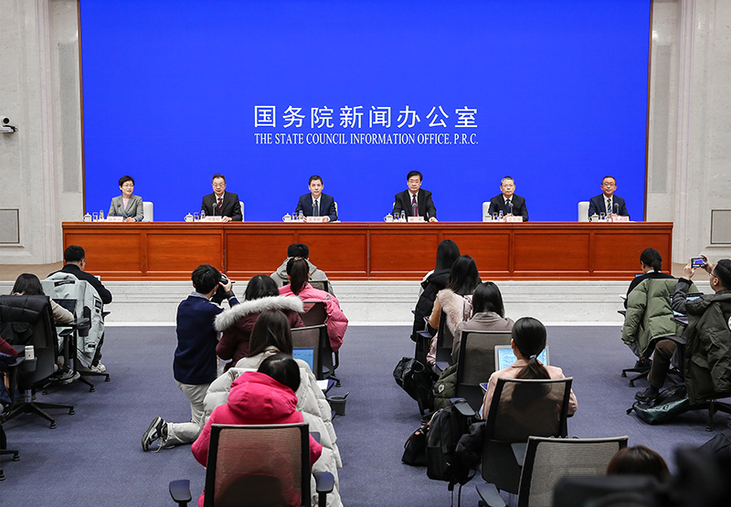 国新办举行《关于发展银发经济增进老年人福祉的意见》国务院政策例行吹风会