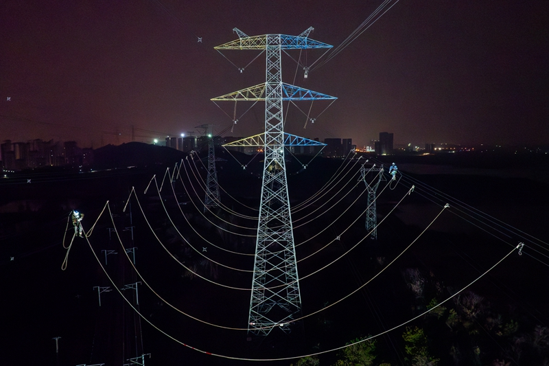 午夜战寒潮，60米高空奏响“施工交响曲”