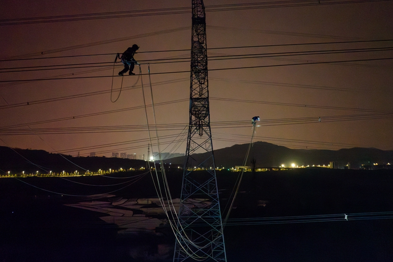 午夜战寒潮，60米高空奏响“施工交响曲”