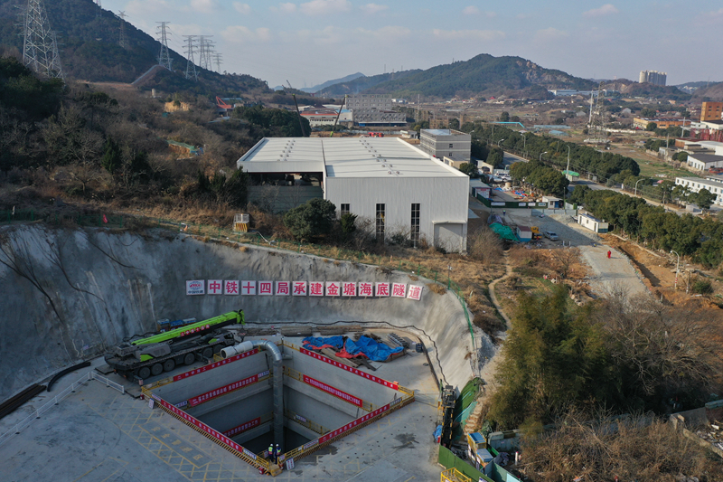浙江：甬舟铁路金塘海底隧道宁波侧盾构工作井建设完成