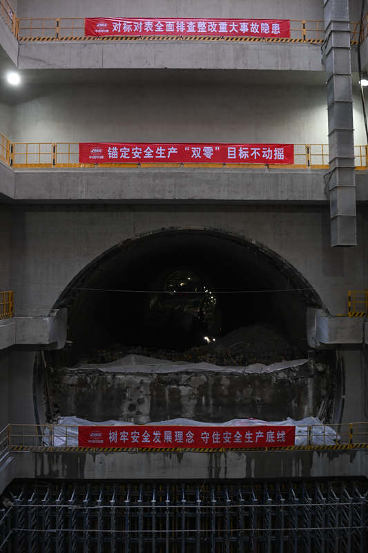 浙江：甬舟铁路金塘海底隧道宁波侧盾构工作井建设完成