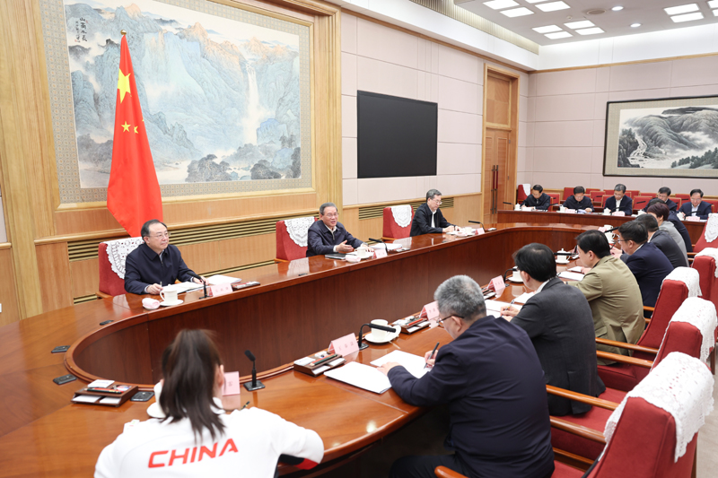 李强主持召开专家、企业家和教科文卫体等领域代表座谈会 丁薛祥出席
