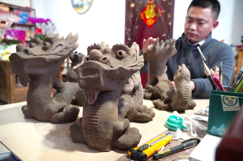 山东高密：制作龙造型泥塑迎新年