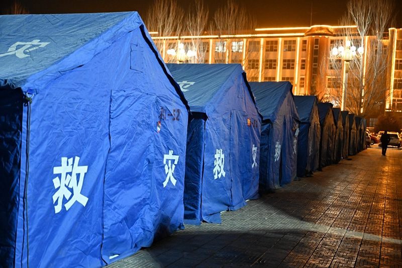 新疆阿合奇：应急救灾帐篷陆续搭建 受灾群众生活需求有保障