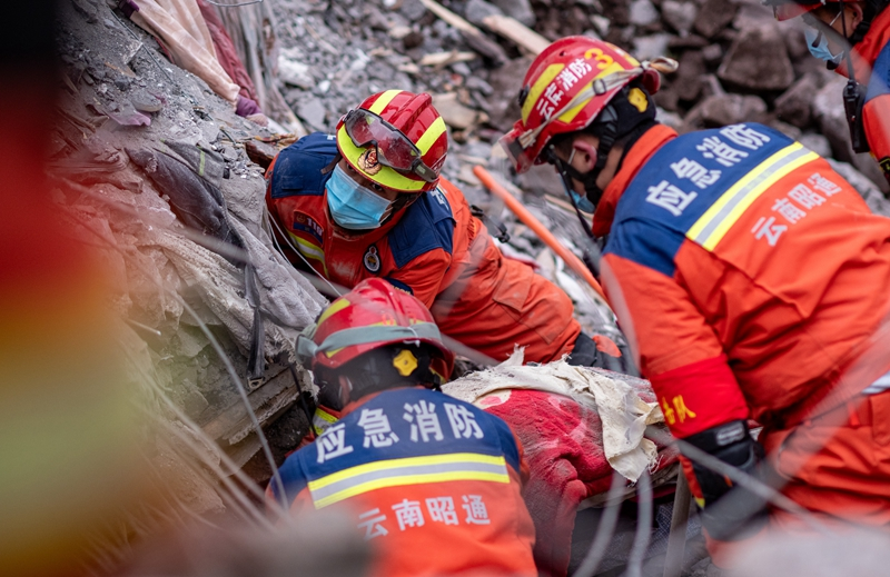 云南镇雄山体滑坡灾害救援继续