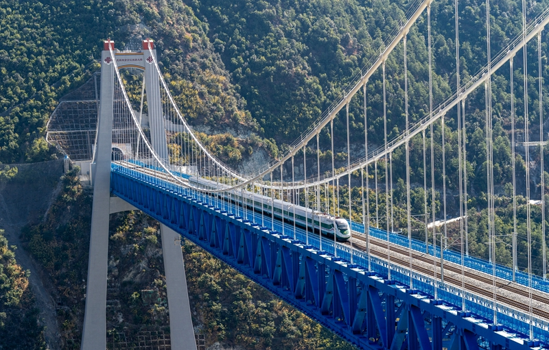 “高空舞者”守护虎跳峡金沙江铁路大桥
