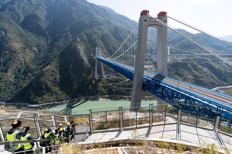 “高空舞者”守护虎跳峡金沙江铁路大桥