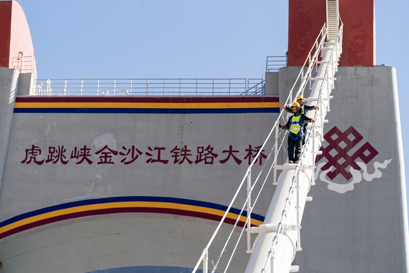 “高空舞者”守护虎跳峡金沙江铁路大桥