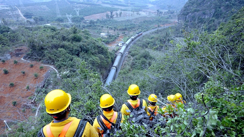 搜山扫石护航中越铁路