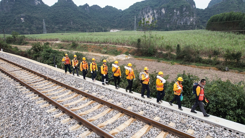 搜山扫石护航中越铁路