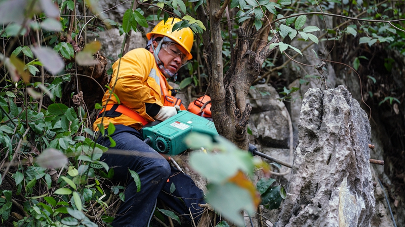 搜山扫石护航中越铁路