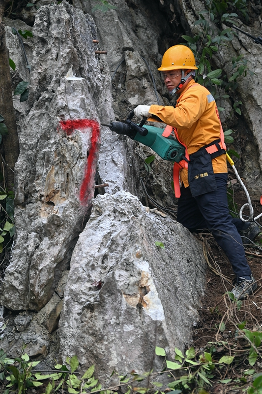 搜山扫石护航中越铁路