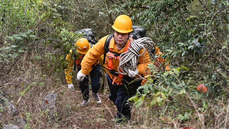 搜山扫石护航中越铁路