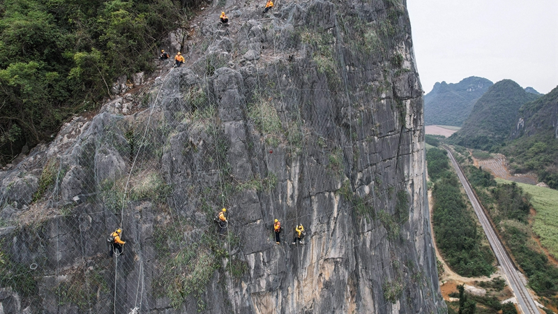 搜山扫石护航中越铁路