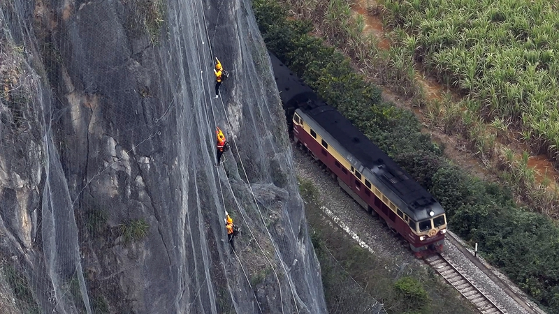 搜山扫石护航中越铁路
