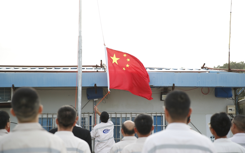中国驻瑙鲁使馆复馆小组举行升国旗仪式