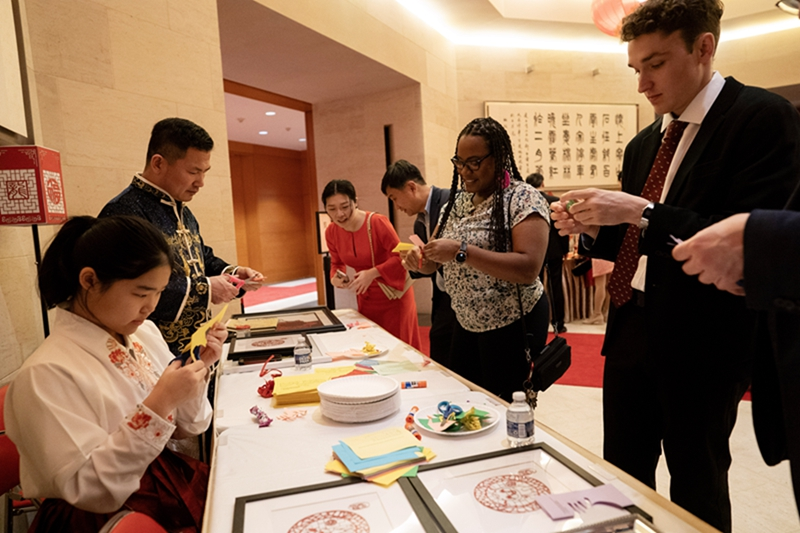 温暖迎春 全球共庆中国年——龙年春节庆祝活动在多国举行