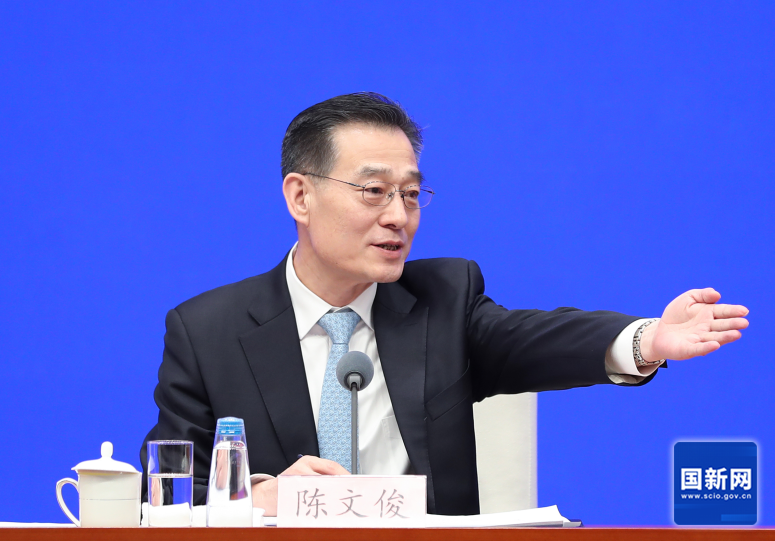 国务院新闻办就解读《政府工作报告》举行吹风会