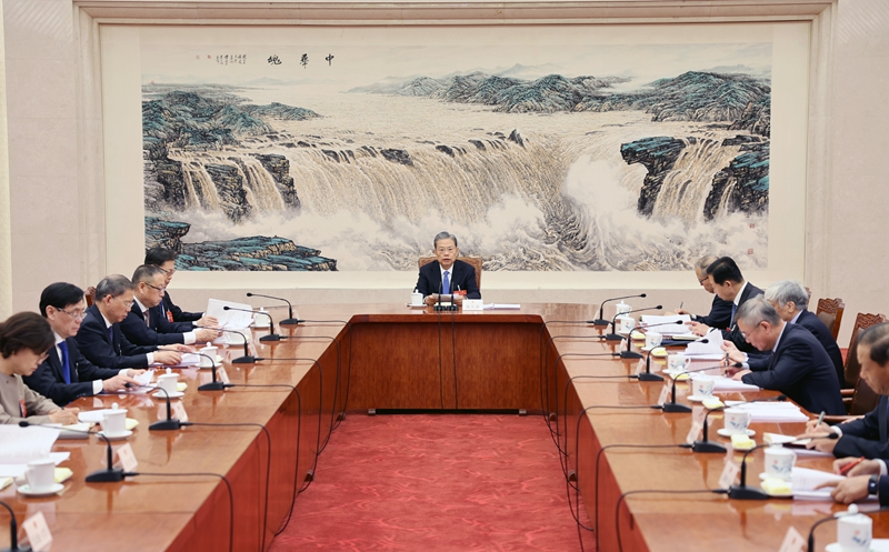 十四届全国人大二次会议主席团常务主席第一次会议举行