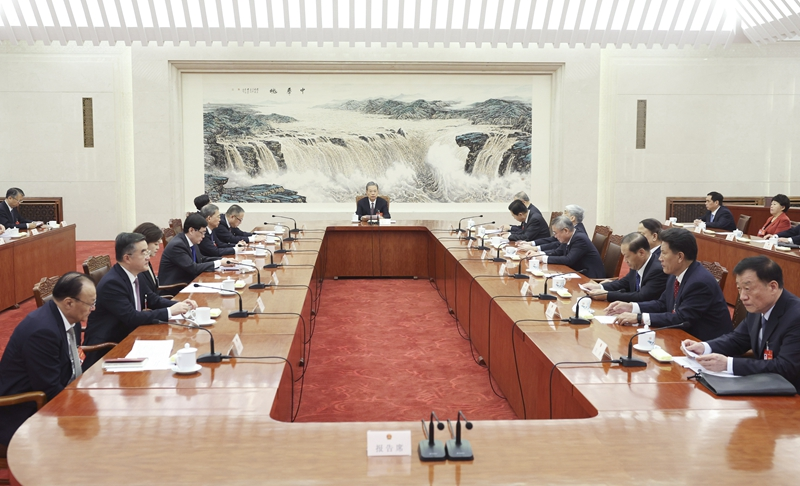 十四届全国人大二次会议主席团常务主席第三次会议举行