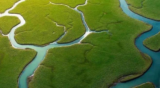 河流不走直路而走弯路，是因为在前往大海的途中，它会遇到各种障碍。人生也是如此，遇到挫折时不必悲观失望，保持平常心，把走弯路看成是前行的另一种形式，就可以像那些蜿蜒的河流一样，最终抵达人生的目标。新的一天，早安！