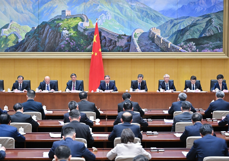 李强主持召开国务院第四次全体会 深入学习贯彻习近平总书记在全国”两会”期间的重要讲话精神 对落实国务院2024年重点工作进行部署