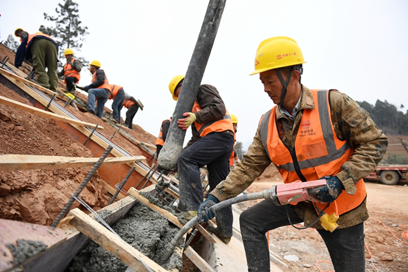 陕西：春日铁路建设忙