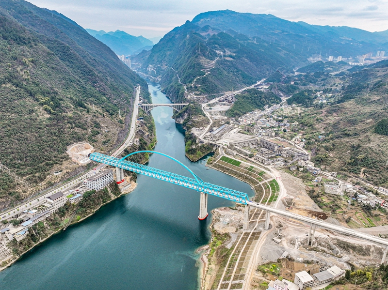 渝湘高铁清水坪乌江特大桥建设进入收尾阶段