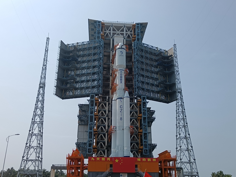 鹊桥二号中继星任务星箭组合体垂直转运至发射区