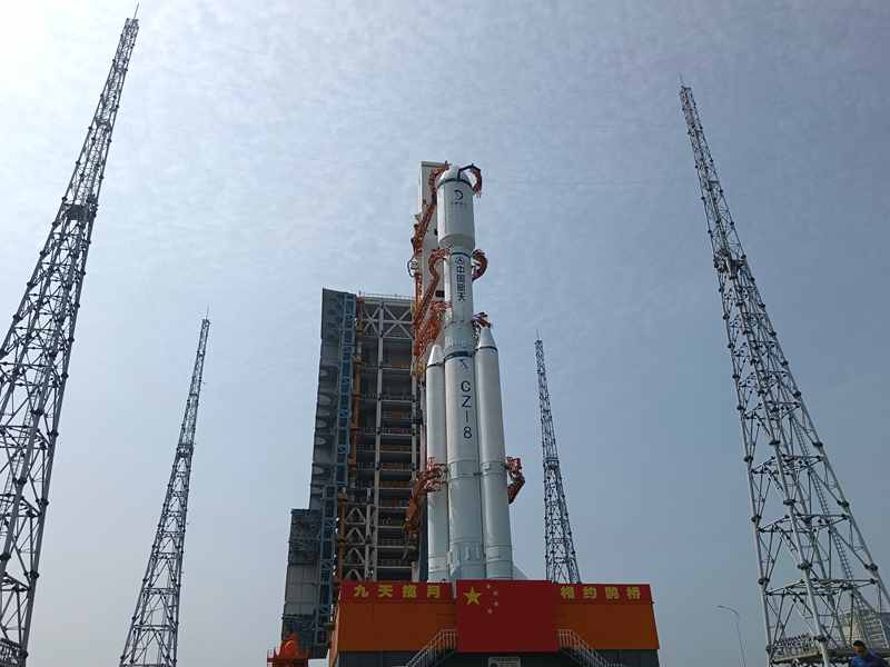 鹊桥二号中继星任务星箭组合体垂直转运至发射区