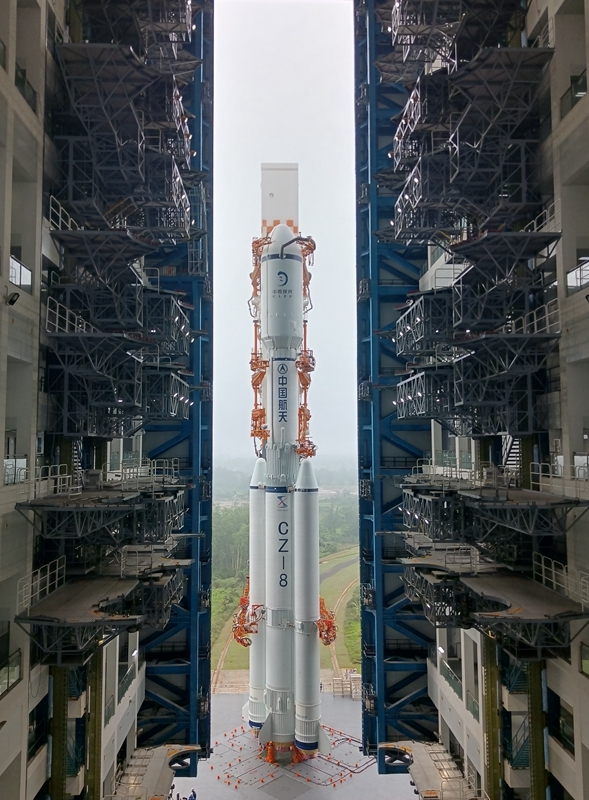 鹊桥二号中继星任务星箭组合体垂直转运至发射区