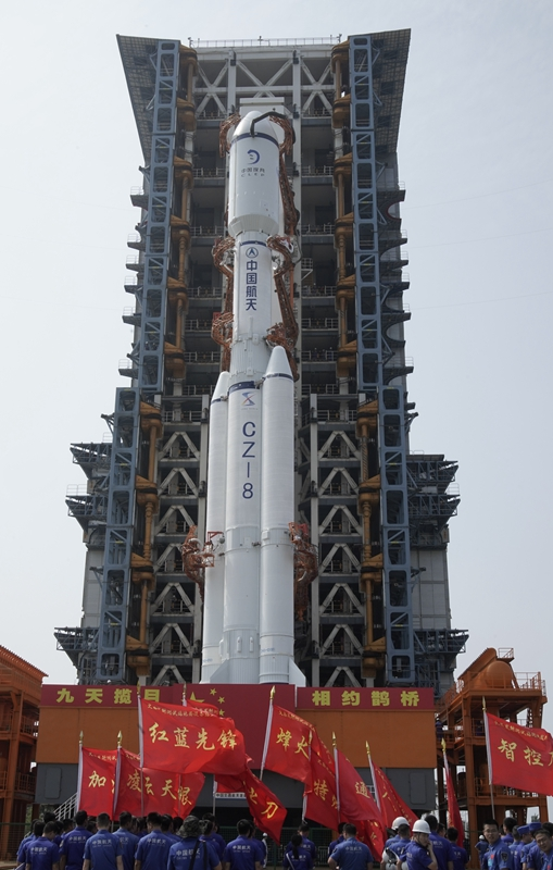 鹊桥二号中继星任务星箭组合体垂直转运至发射区