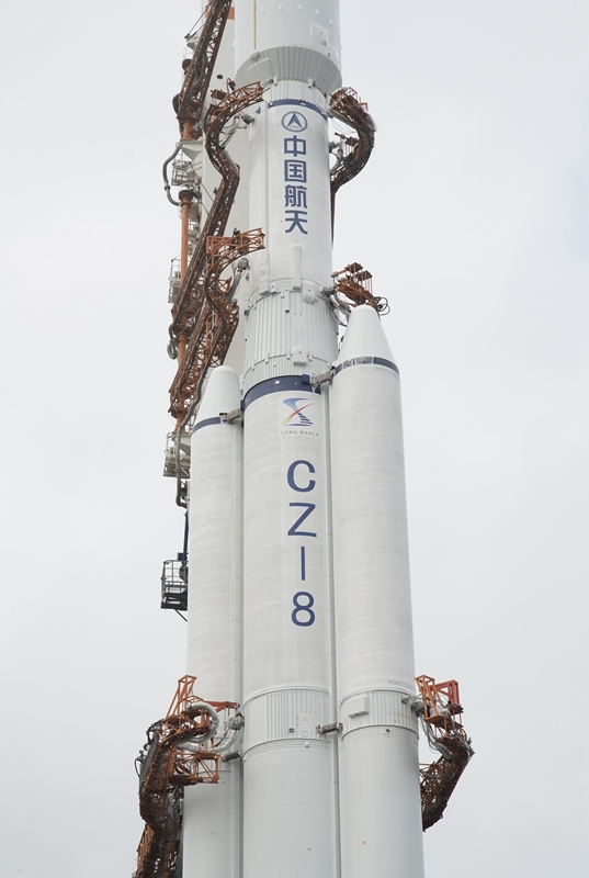 鹊桥二号中继星任务星箭组合体垂直转运至发射区