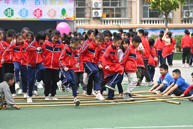 广西梧州：课间竞技忙 喜迎“三月三”