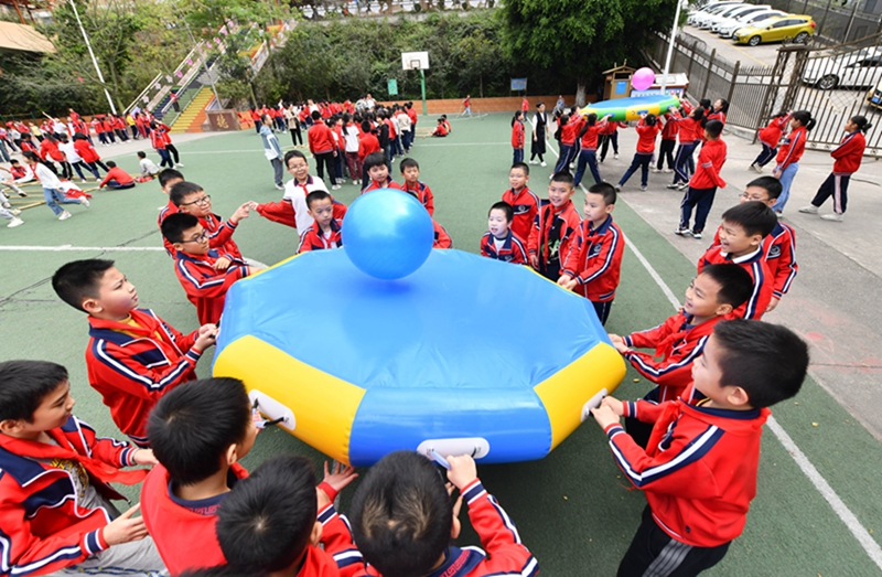 广西梧州：课间竞技忙 喜迎“三月三”