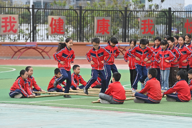 广西梧州：课间竞技忙 喜迎“三月三”