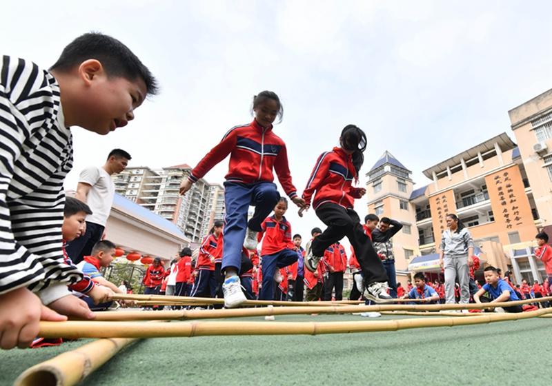 广西梧州：课间竞技忙 喜迎“三月三”