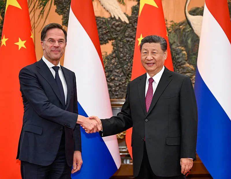 3月27日下午，国家主席习近平在人民大会堂会见来华进行工作访问的荷兰首相吕特