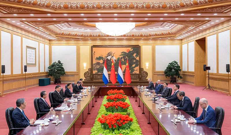 3月27日下午，习近平会见荷兰首相吕特