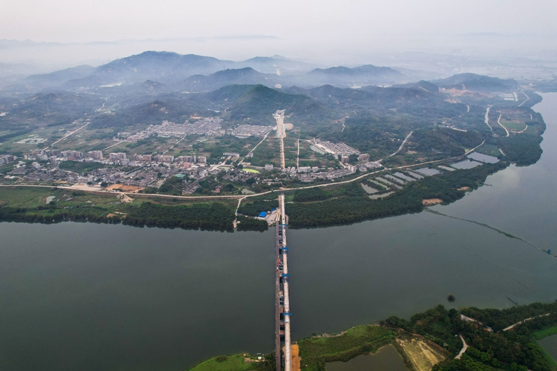 揭惠铁路榕江南河特大桥主跨合龙