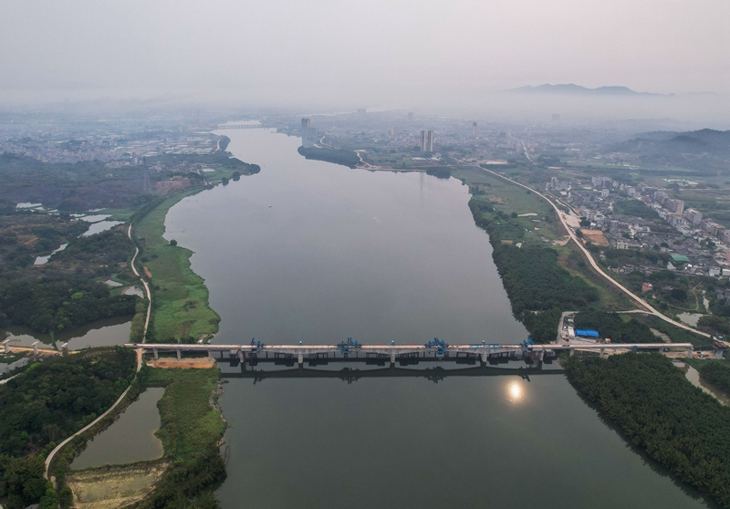揭惠铁路榕江南河特大桥主跨合龙