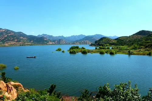 奔波忙碌，别忘记欣赏沿路的美丽；生活平淡，更要用心品尝三餐的美味。幸福，其实是一种心态。执一份简朴，不盲目攀比；守一份淡然，不苛责强求。学会发现身边的美好，才会拥有幸福的生活。周日，早安！