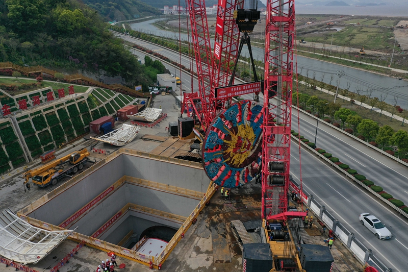 甬舟铁路金塘海底隧道”定海号”盾构机核心部件组装完成