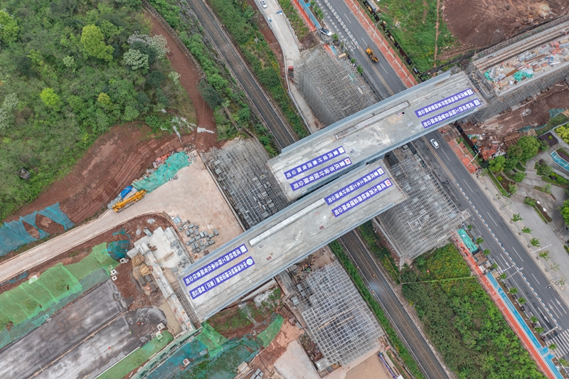 重庆:总重1.4万余吨公路双桥完成上跨成渝铁路转体施工