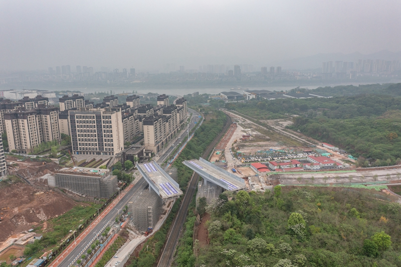 重庆:总重1.4万余吨公路双桥完成上跨成渝铁路转体施工